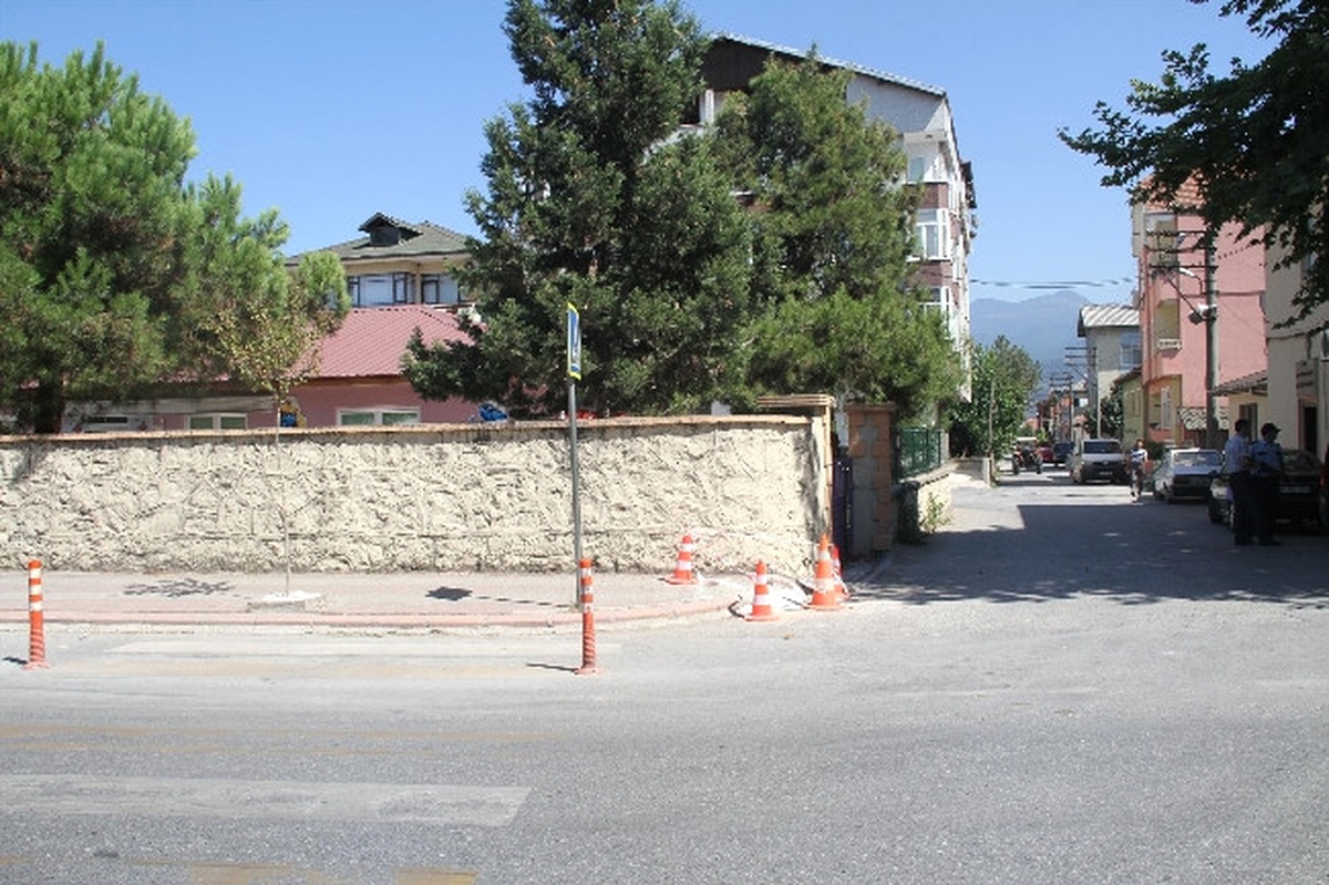 Akyazı\'daki Kaldırımlar Engelli Vatandaşlar İçin Yeniden Düzenleniyor