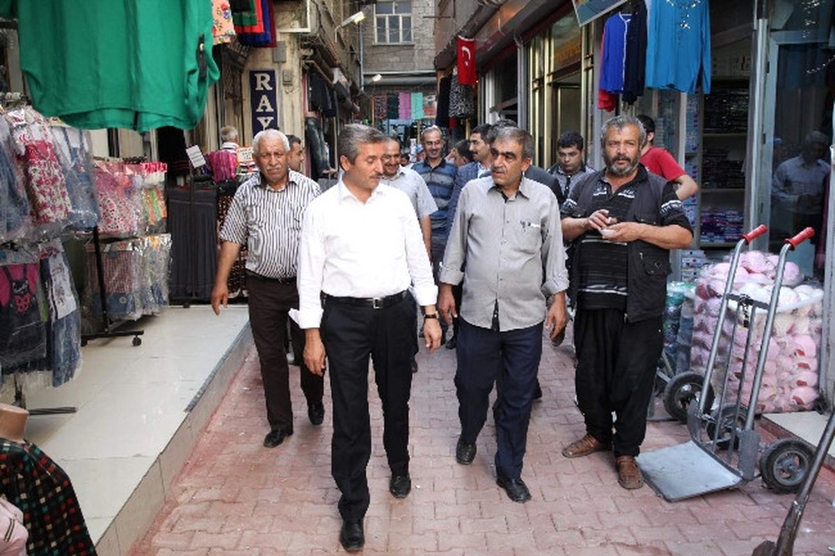 Başkan Tahmazoğlu, Gaziler ve Şehitler Caddesi Esnafını Ziyaret Etti