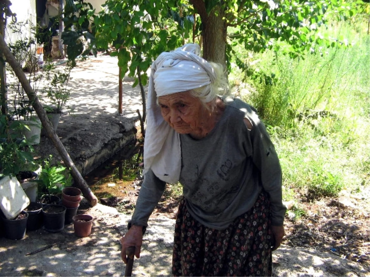 Bastonu Yaşlılıktan Değil Kırılan Ayağı İçin Taşıyor