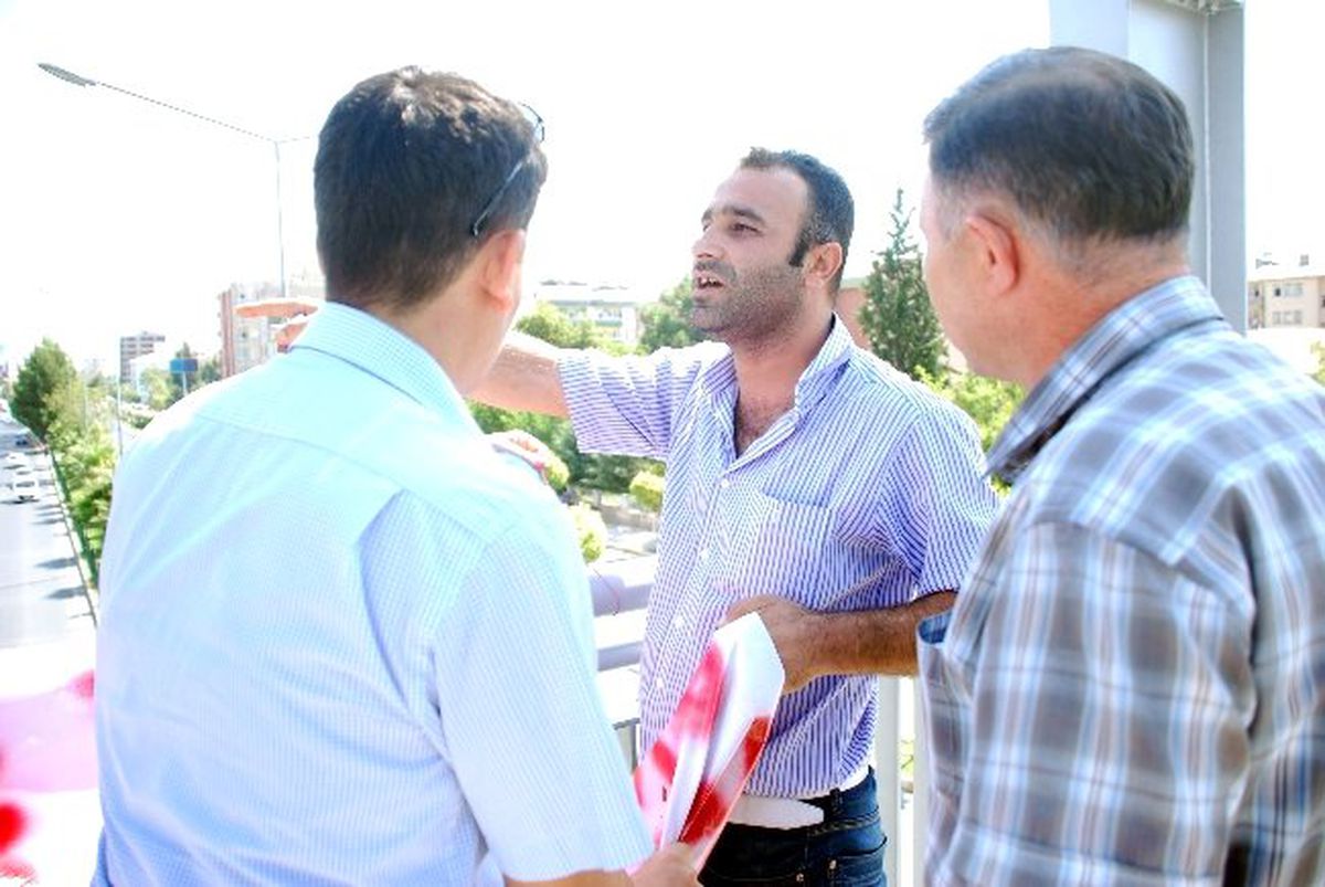 Bir Şahıs Üst Geçite, \'Nafaka Vermem Adalet İstiyoruz\' Pankartı Astı