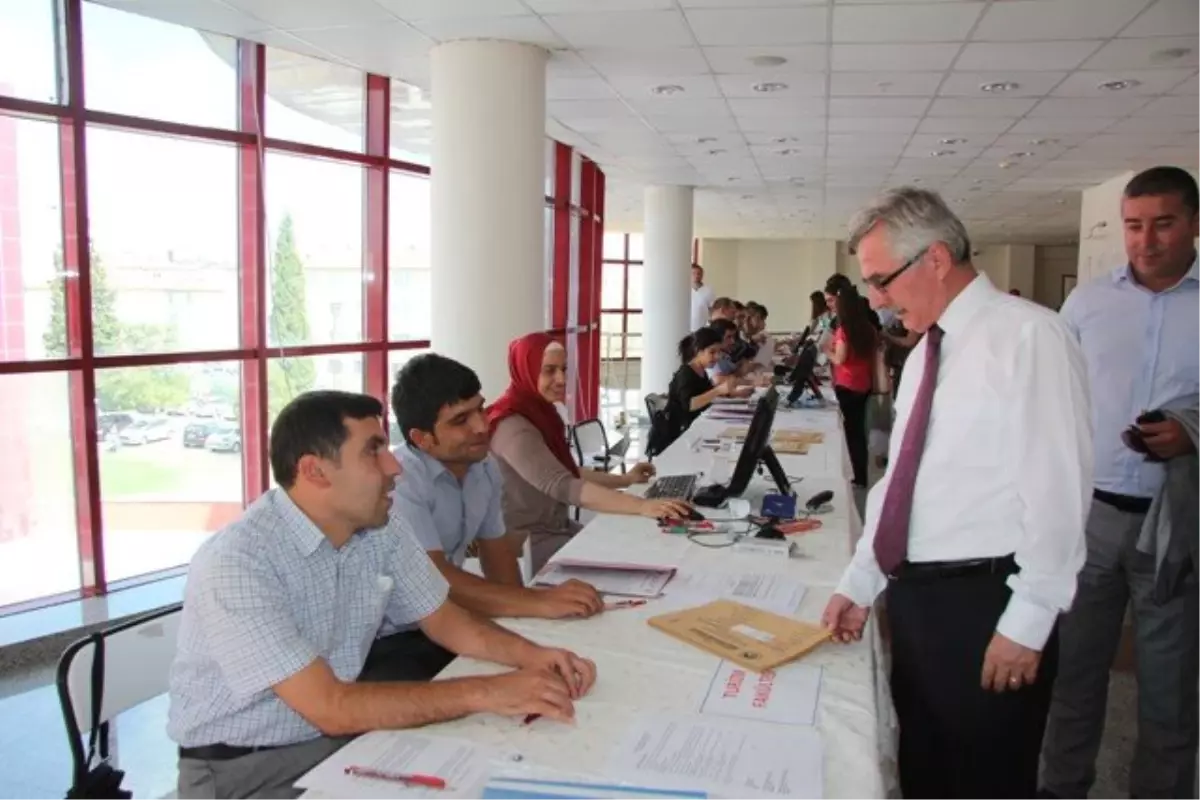 Çağlayan, Oluşturulan Hizmet Masalarında Öğrenci ve Velileri Karşıladı
