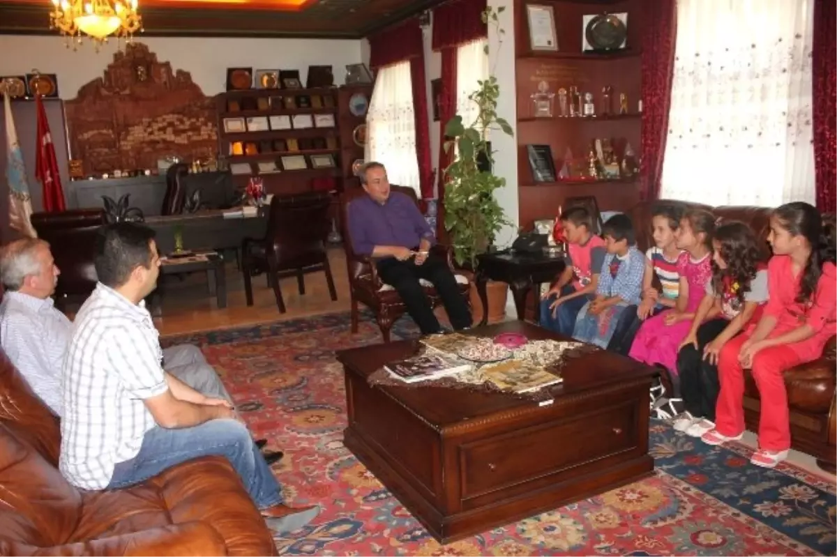 Çocuklardan Belediye Başkanı Ünver'e Park İçin Teşekkür Ziyareti
