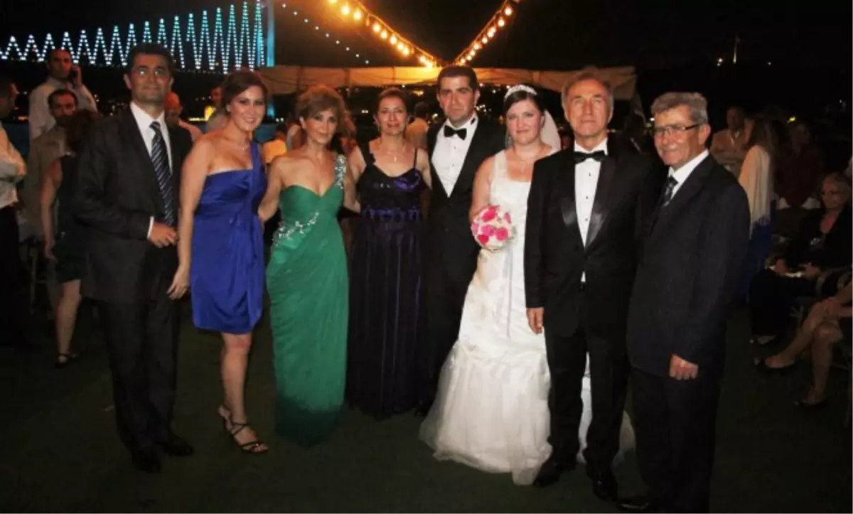 Duygu İle Burak Yuvalarını Boğazda Kurdu