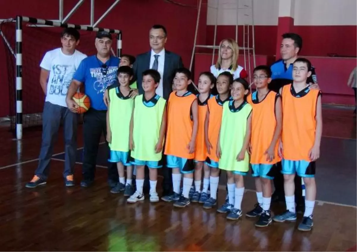 Emniyet Müdürü, Çocuklarla Basketbol Oynadı