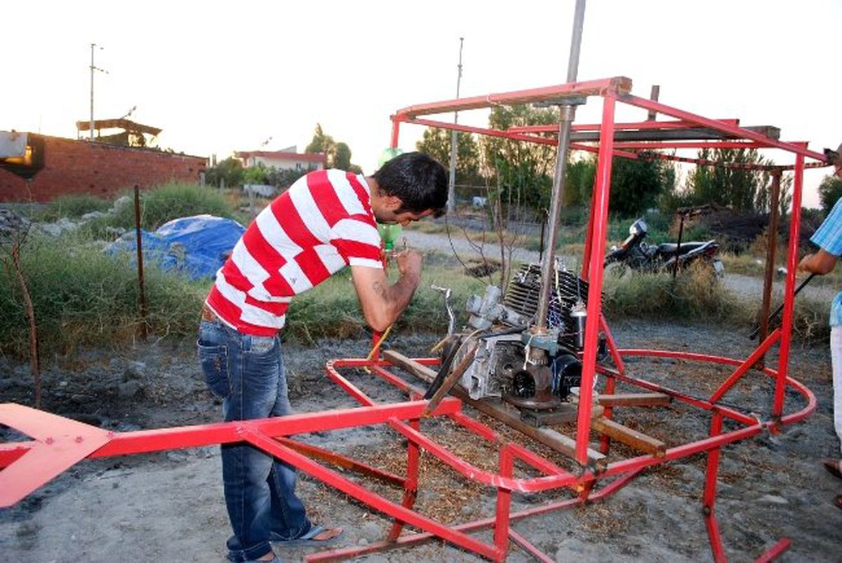 Evinin Bahçesinde Helikopter Yapıyor