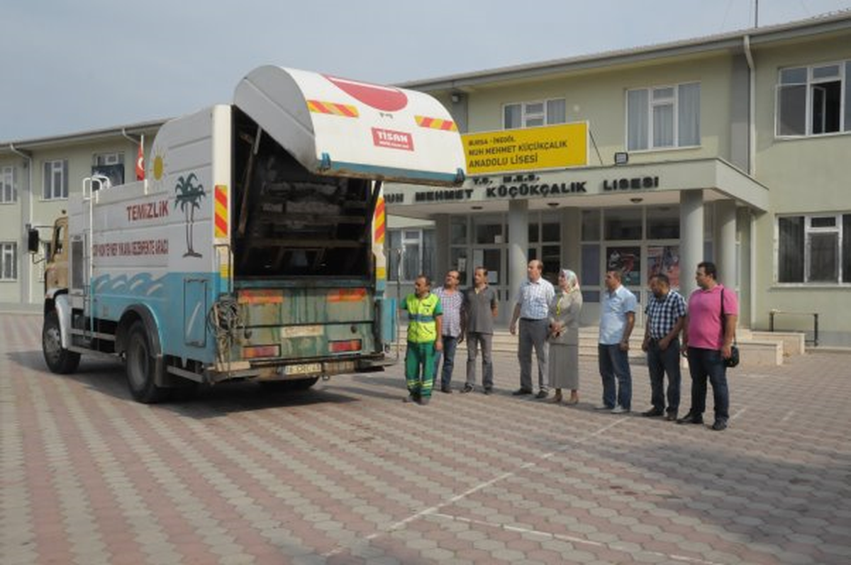 İnegöl Belediyesi Çöp Konteynırlarını Dezenfekte Ederek Temizliyor