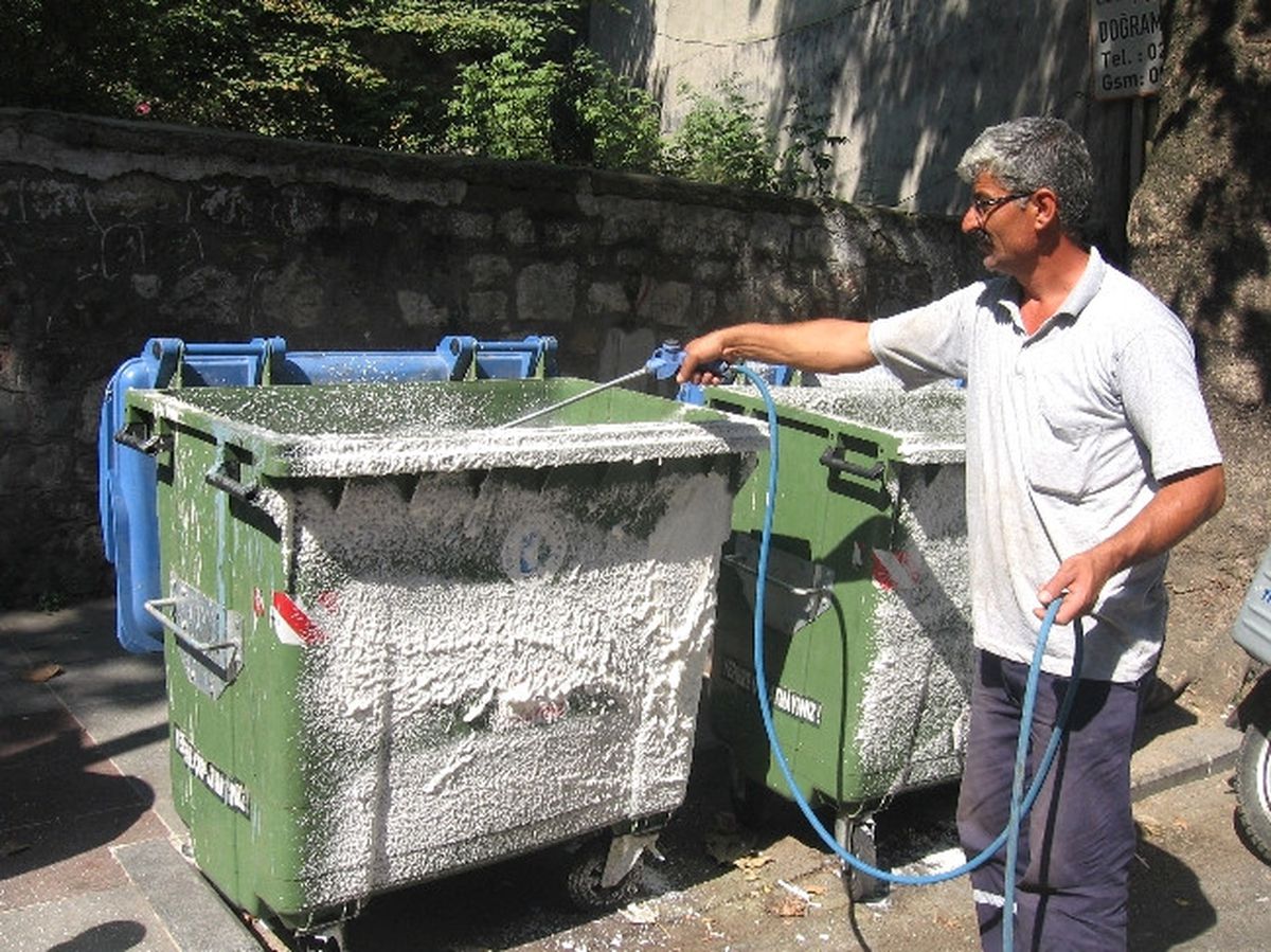 İzmit\'te Çöp Konteynırları Dezenfekte Ediliyor