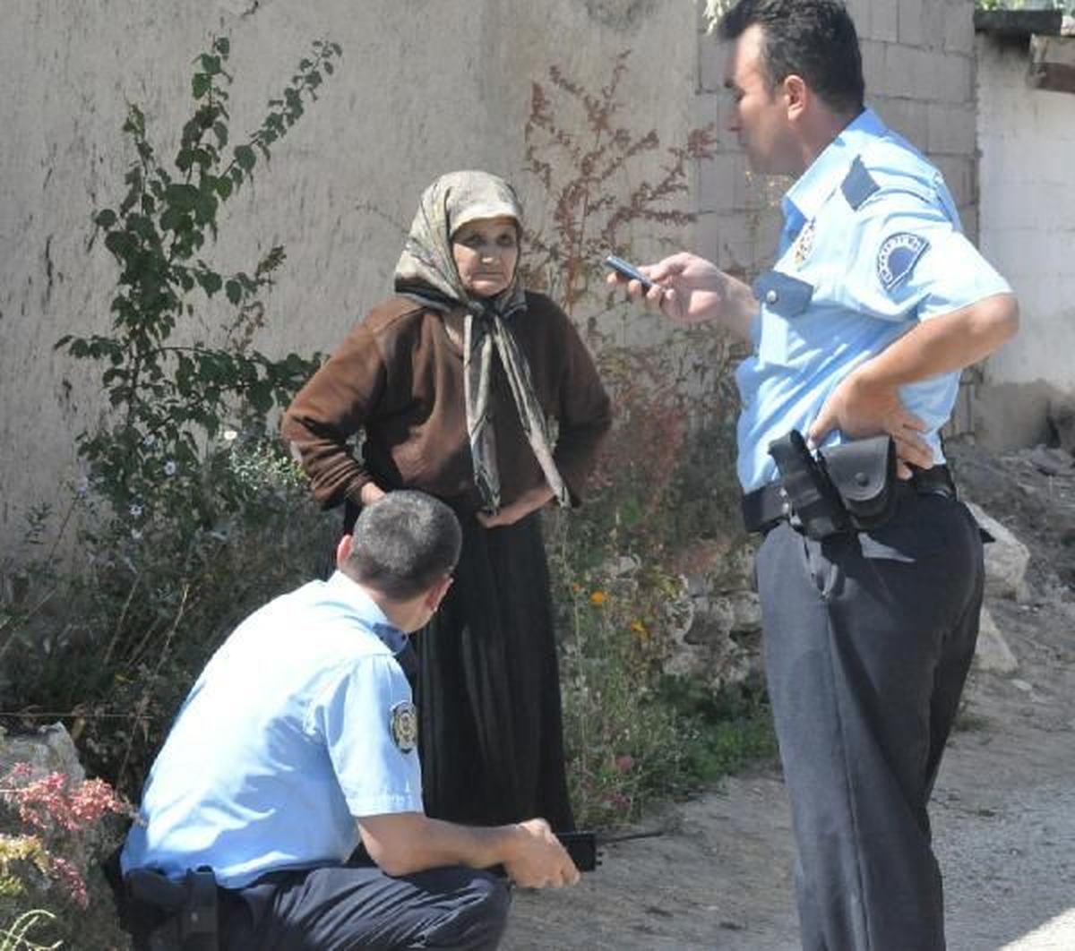 Karaman\'da Bir Evden İki Kamyon Çöp Çıkarıldı