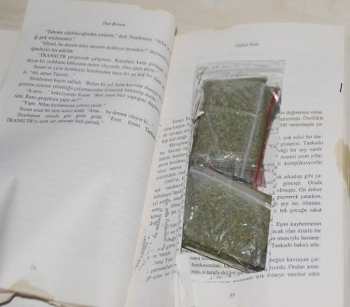 Kitap Sayfaları Arasında Kargo ile Uyuşturucu Sevkiyatı