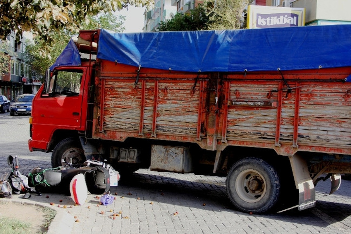 Motosiklet ile Kamyonet Çarpıştı: 1 Yaralı