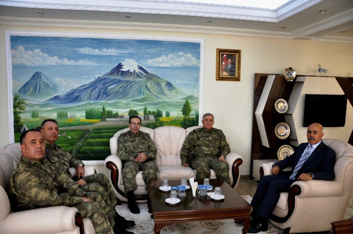 Orgeneral Dündar\'dan Vali Pek\'e Ziyaret