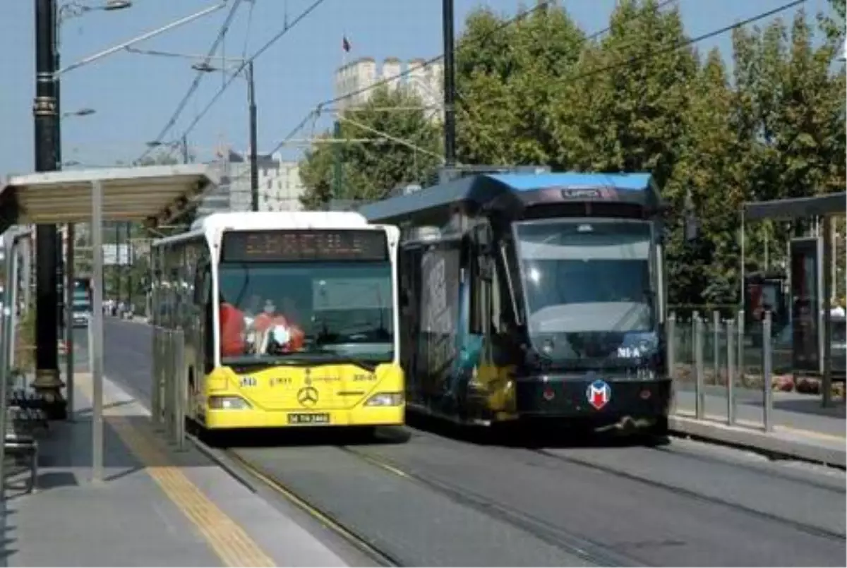 Otobüsler Tramvay Yolunda Yolcu Taşıdı