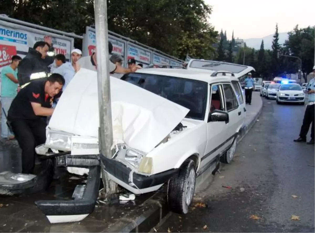 Otomobil Elektrik Direğine Çarptı: 2 Yaralı