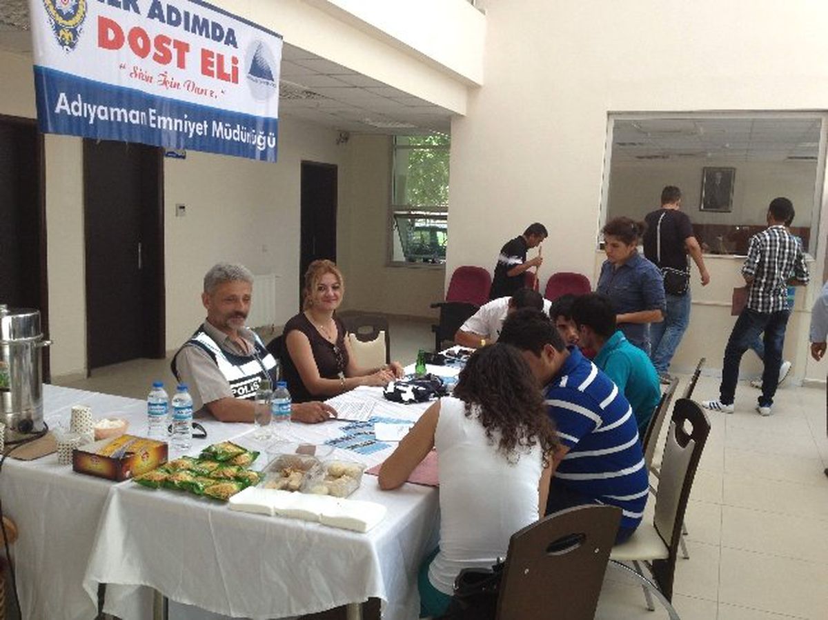 Polis, Gölbaşı\'nda Üniversite Öğrencilerine Broşür Dağıttı
