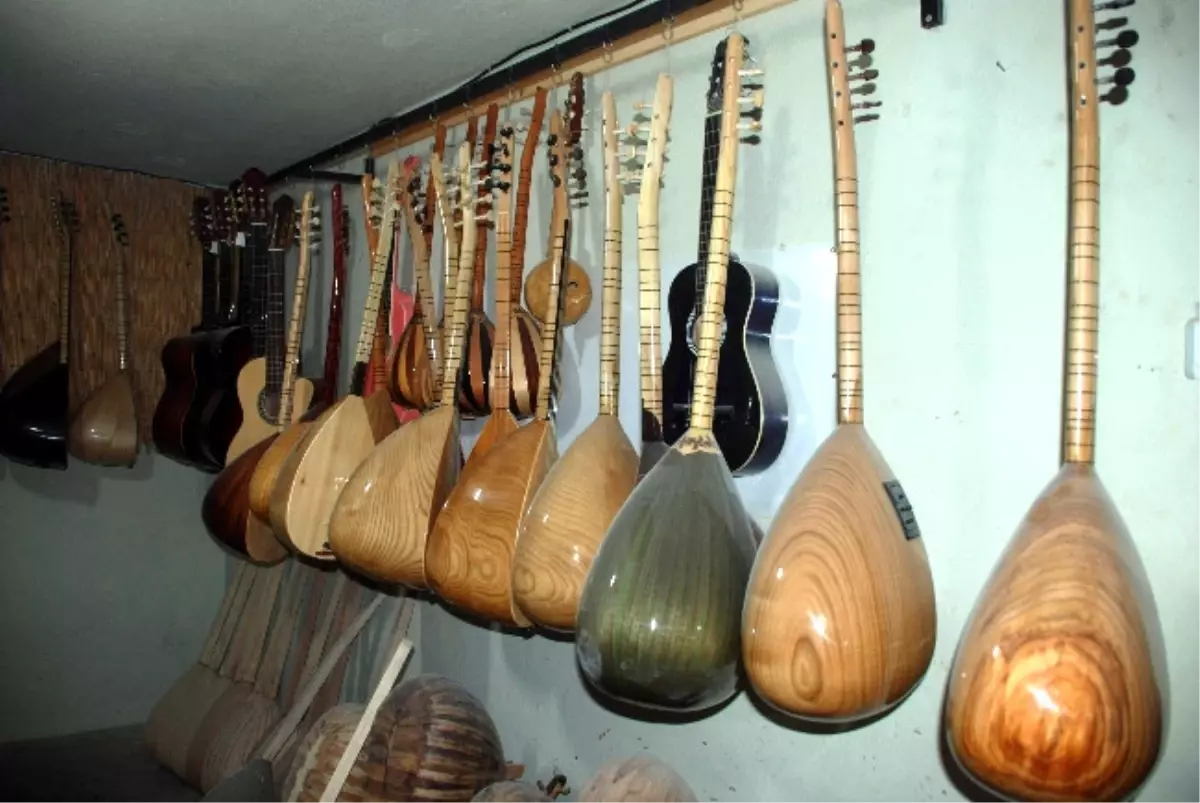 Saz Almak İçin Gittiği Dükkanda Şimdi Saz Yapıp Satıyor