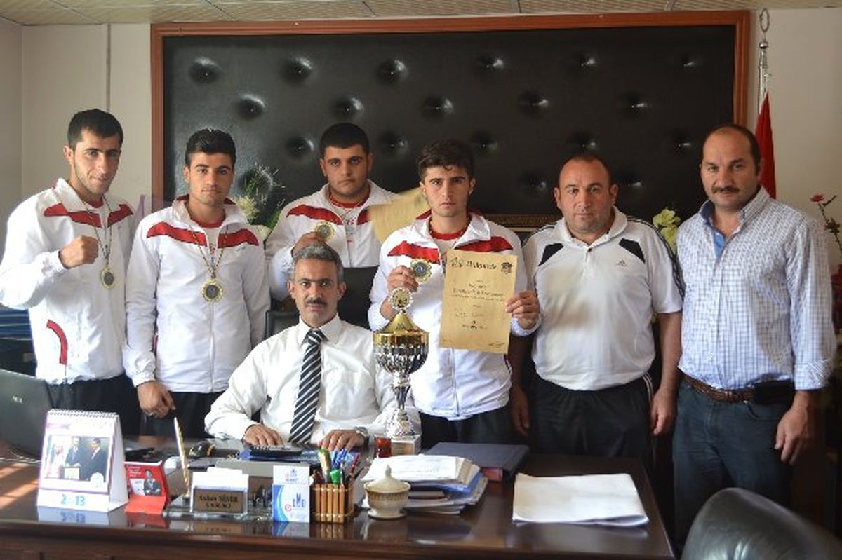 Vanlı Boksörler Almanya\'dan Dereceyle Döndüler