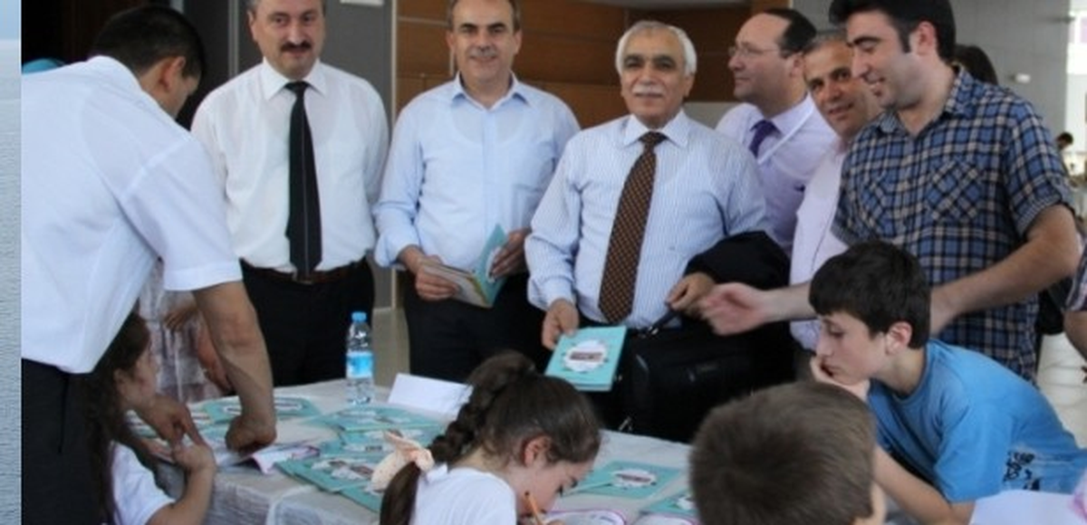 Yazdığı Kitap, Oğlunun Düğün Davetiyesi Oldu
