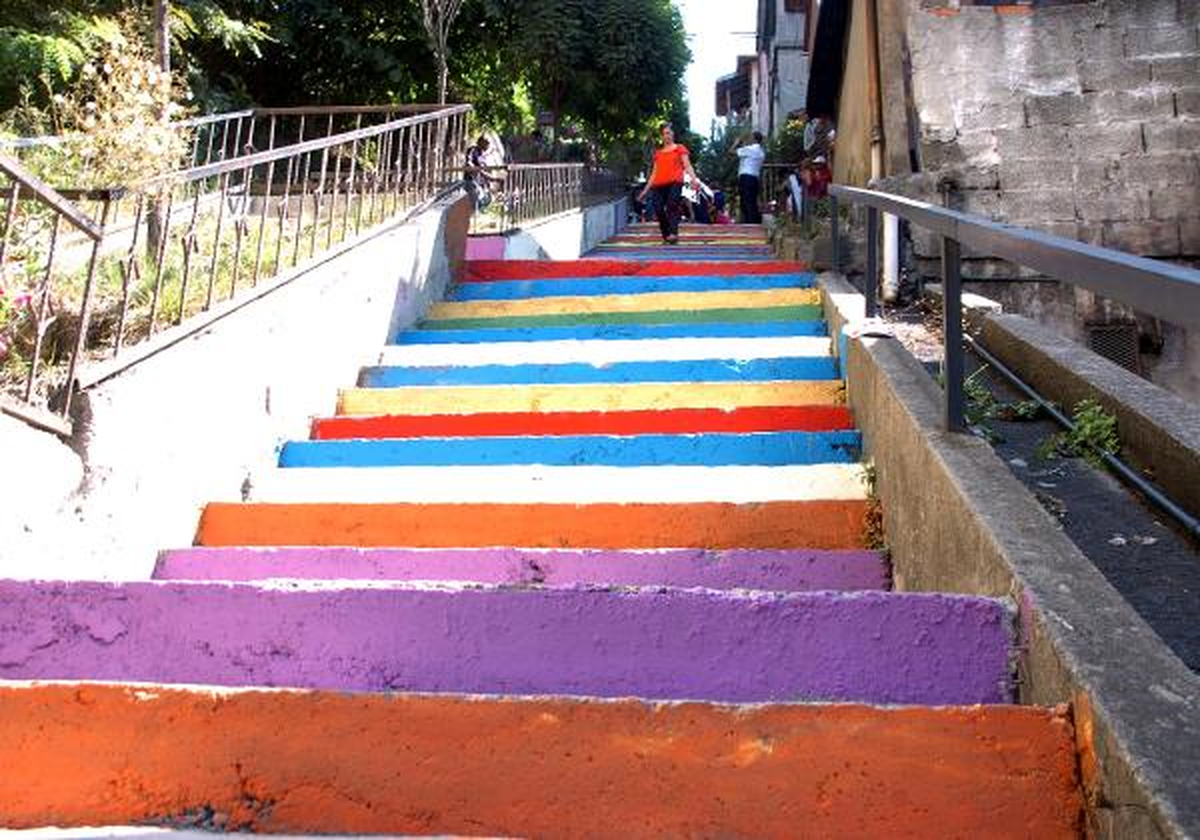 Zonguldak\'ta Kadınlar 2 Merdiveni Gökkuşağı Renklerine Boyadı