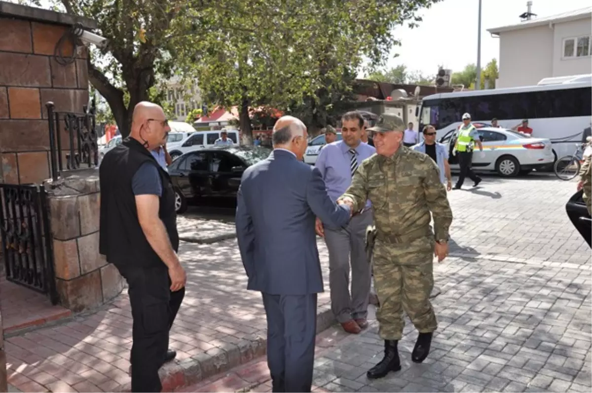 3\'üncü Ordu Komutanı Orgeneral Ümit Dündar Vali Pek\'e Nezaket Ziyaretinde Bulundu