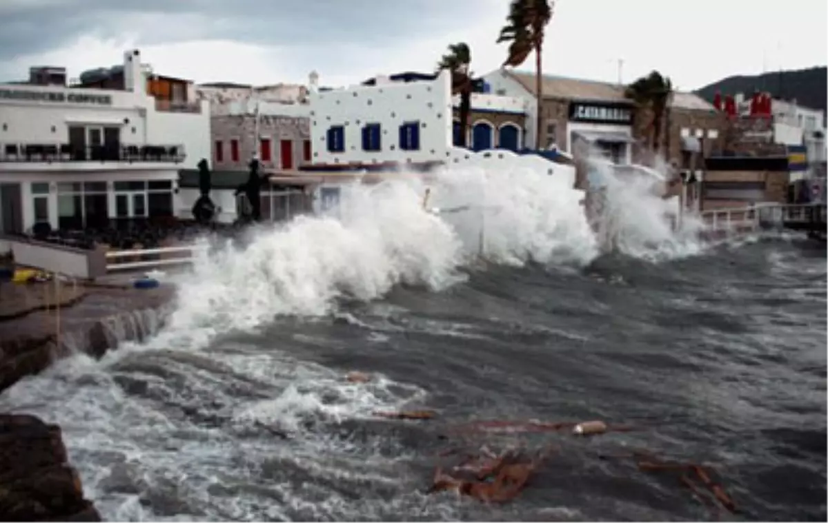 Antalya Körfezinde Fırtına Uyarısı