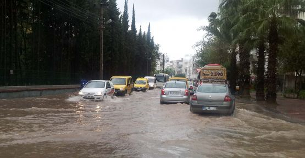 Bartın\'da Yollar Göle Döndü