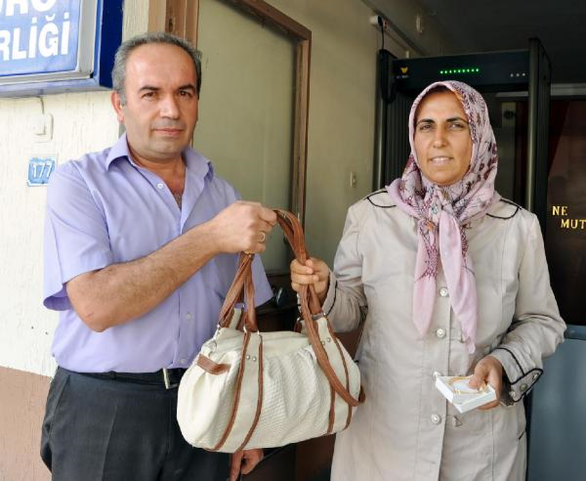İçinde Altın Bulunan Çantayı Sahibine Teslim Etti