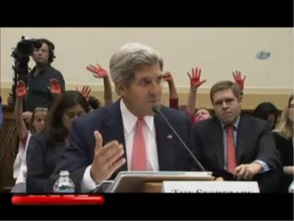 John Kerry\'i \'Kanlı El\' ile Protesto Ettiler