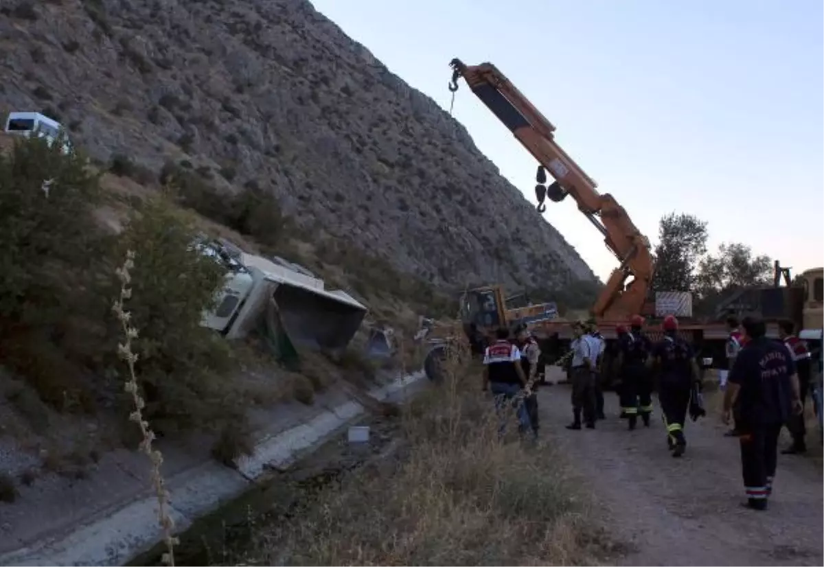 Mıcır Yüklü Kamyon Şarampole Devrildi: 1 Ölü