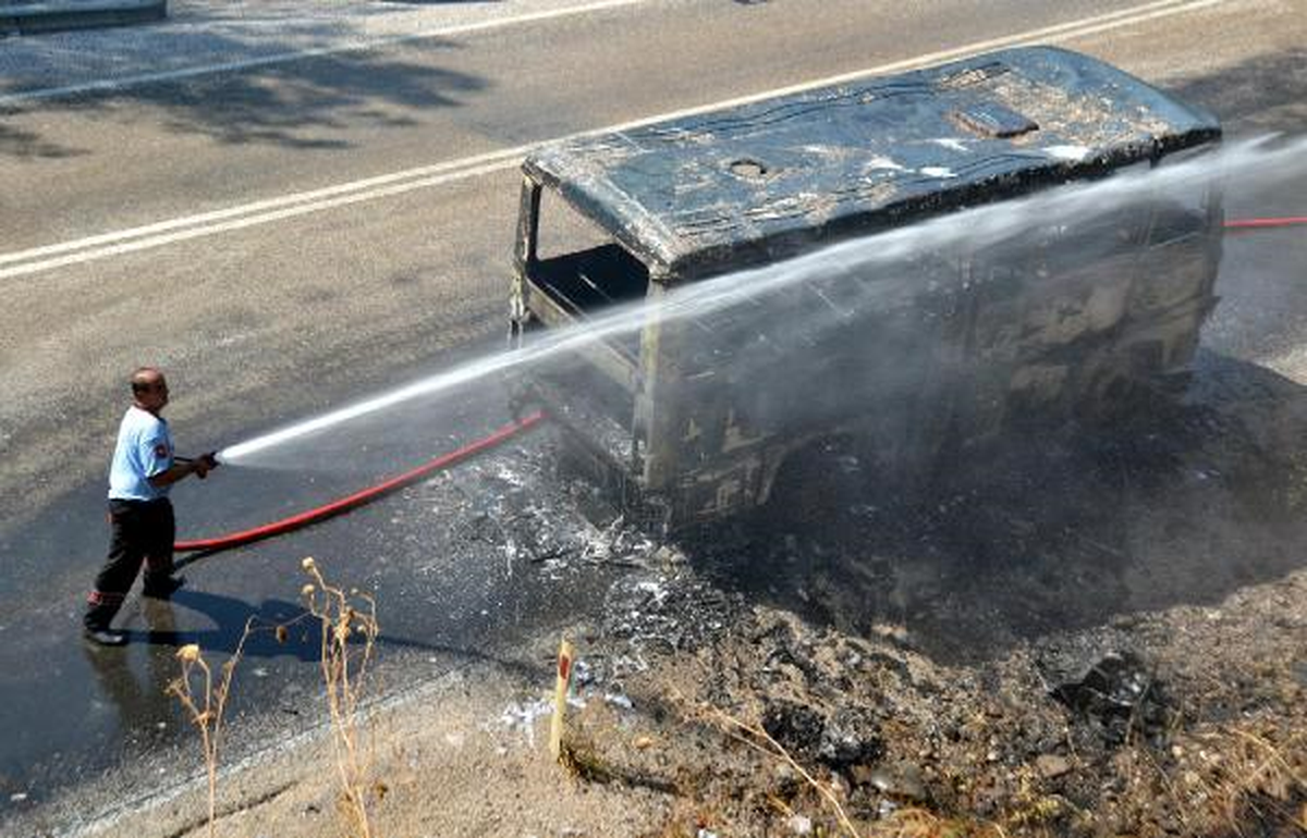 Servis Aracındaki Yangın Ormanlık Alana Sıçradı