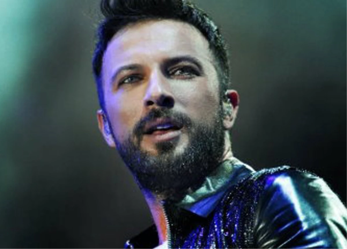 Tarkan Şarkı Söylerken Engelliler İçin Ağladı