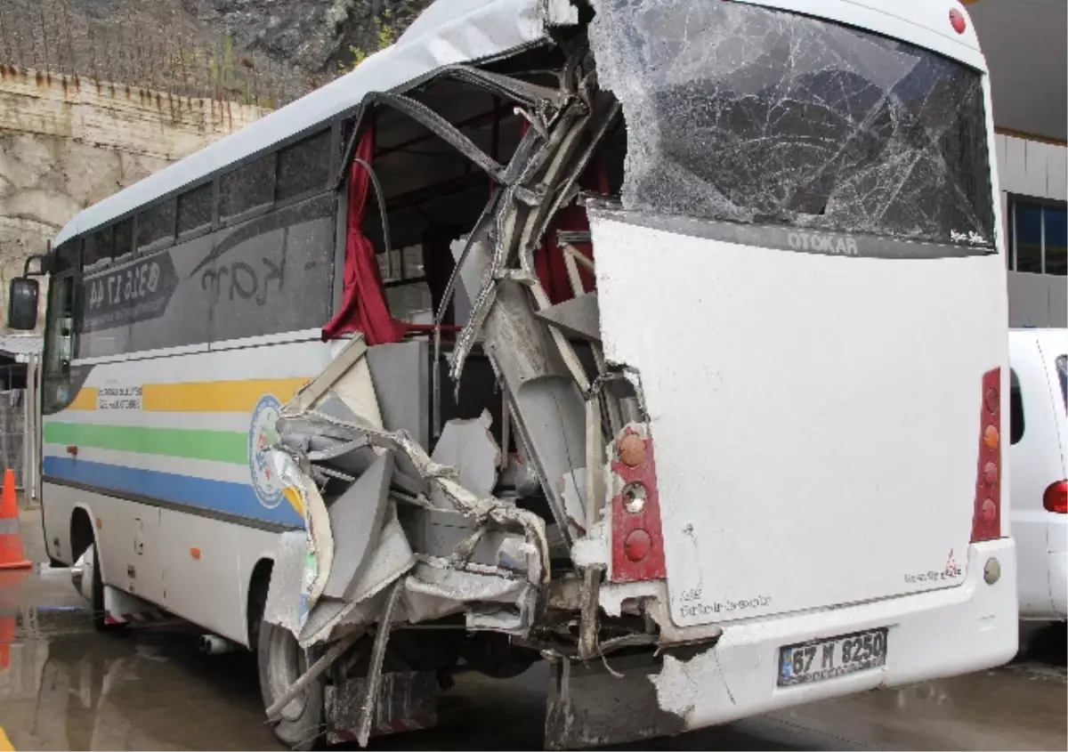 Tır Duraktan Yolcu Alan Halk Otobüsüne Çarptı: 2 Yaralı