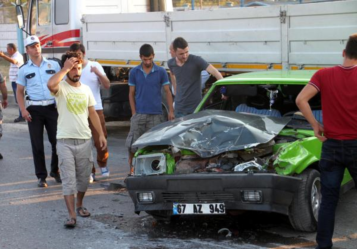 Tırın Altına Giren Otomobilde Burnu Bile Kanamadı
