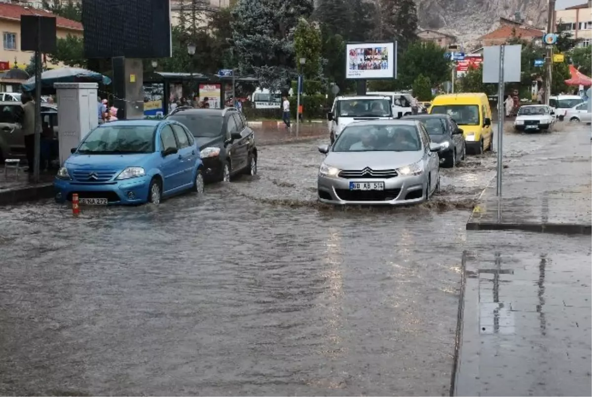 Tokat\'ta Yağmur Araç Trafiğini Etkiledi