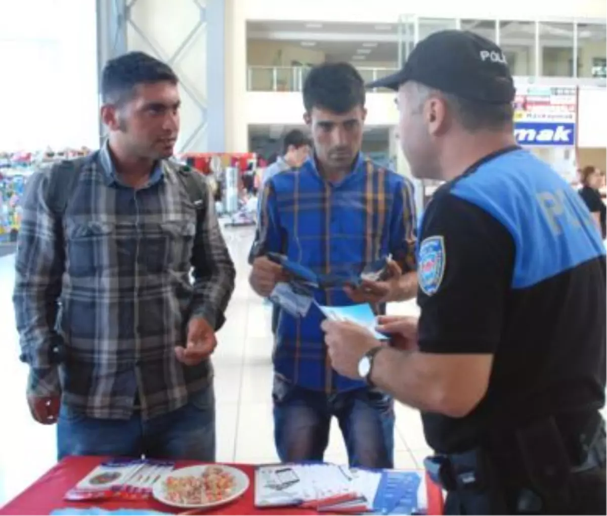 Üniversiteye Kayıt İçin Gelen Öğrencilere, Polis Rehberlik Yapıyor