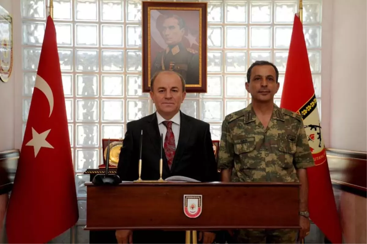 Vali Sebahattin Öztürk Garnizon Komutanı Tuğgeneral İrfan Can\'ı Ziyaret Etti