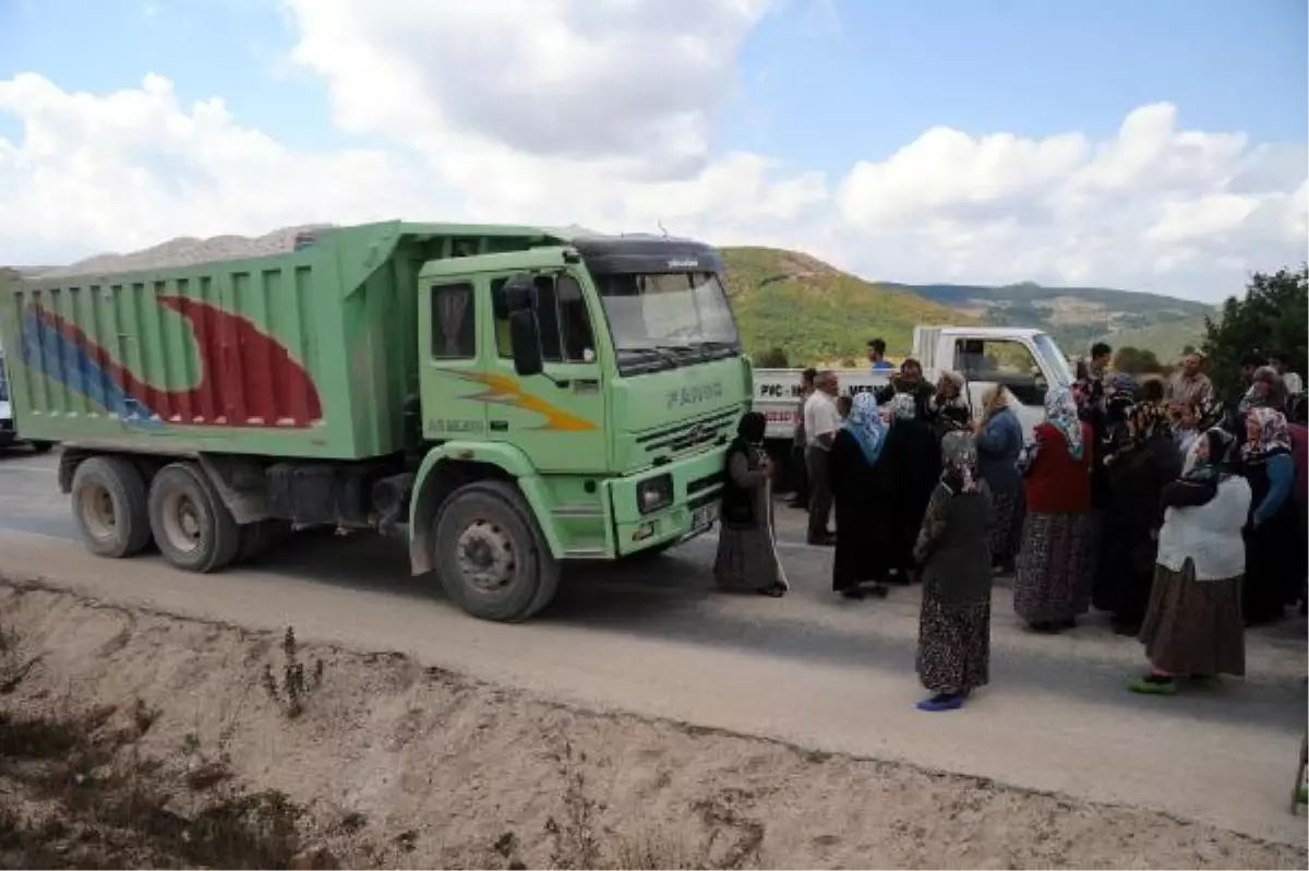 Yol Kesip, Taş Ocağını Protesto Ettiler