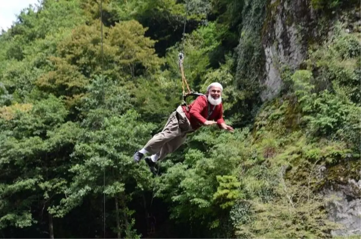 "Zipline" Turistlerin İlgi Odağı Oldu