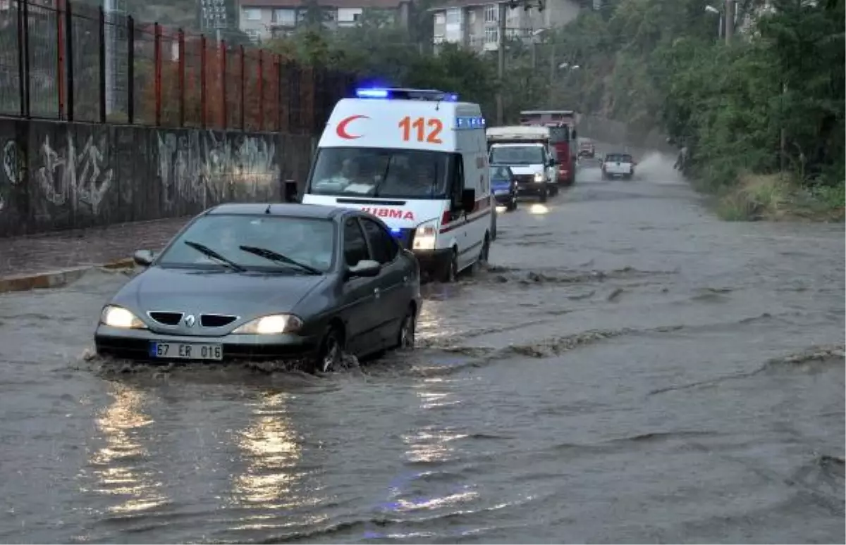 Zonguldak\'ta Caddeler Göle Döndü, Tabelalar Devrildi