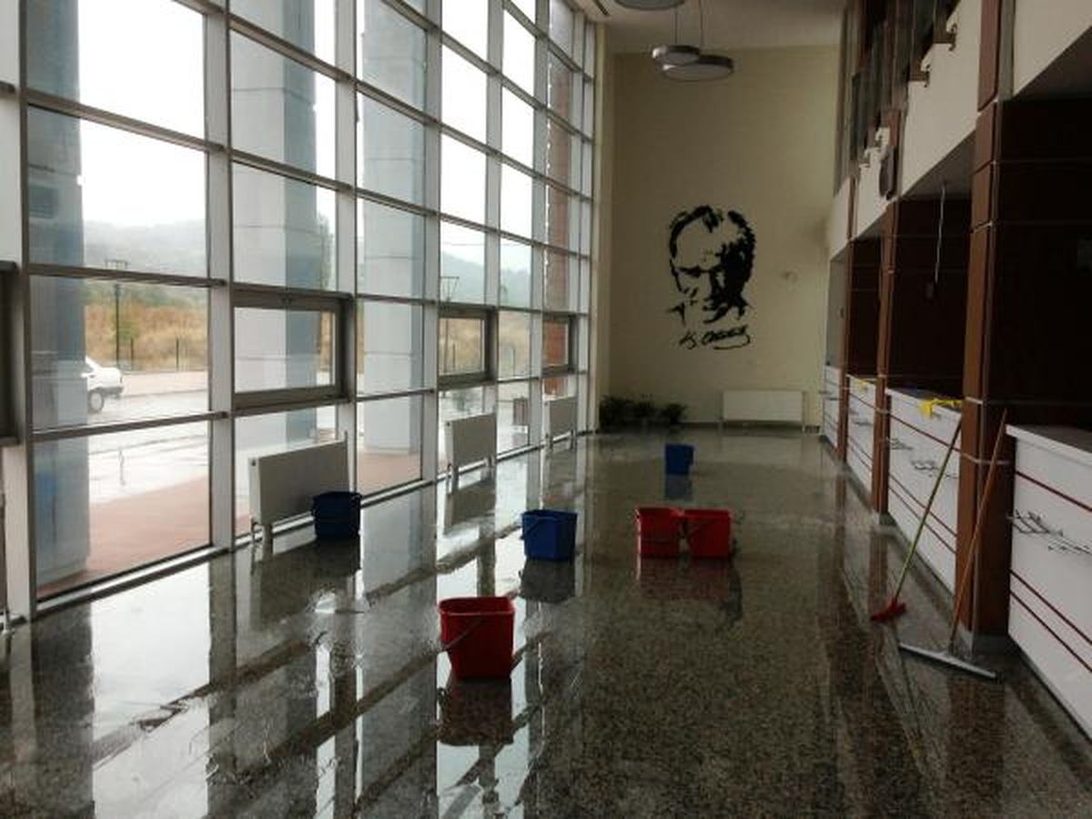 Zonguldak\'ta Caddeler Göle Döndü, Tabelalar Devrildi (2)