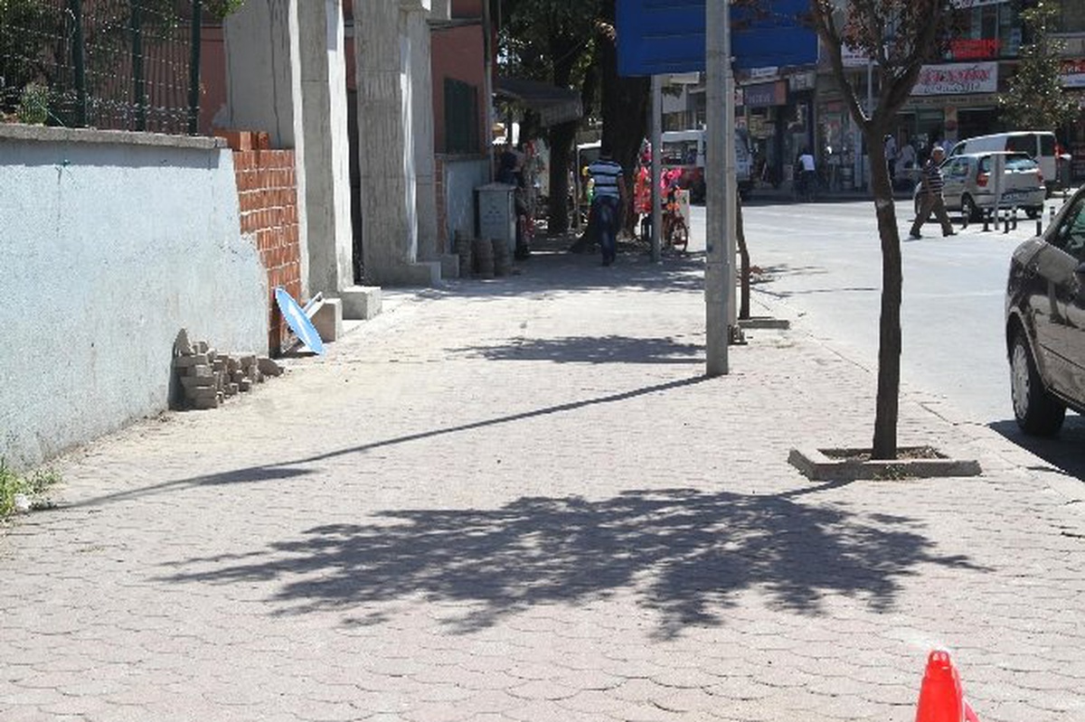 Akyazı Belediyesi Kilitli Parke Çalışmalarına Devam Ediyor
