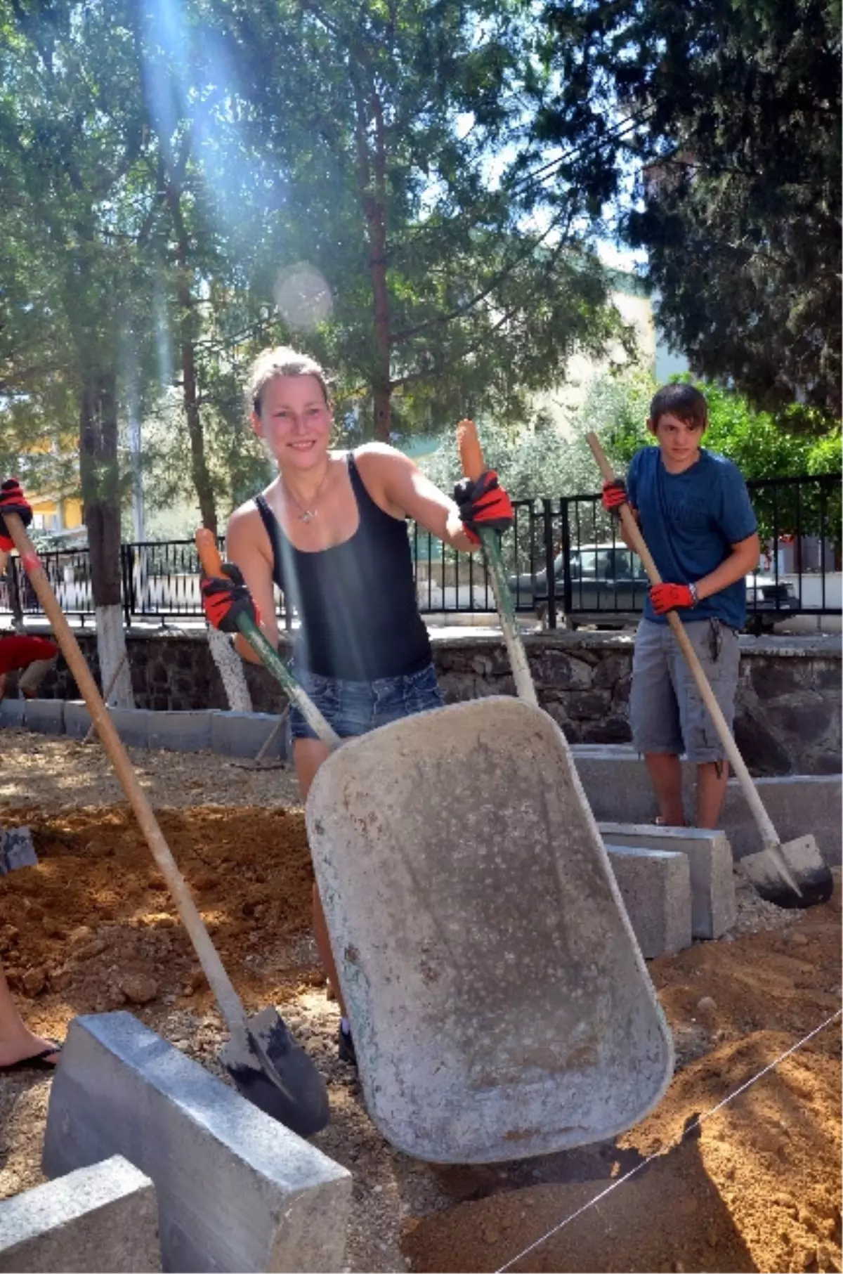 Aliağa Belediyesi 10 Ülkeden 22 Genci Ağırlıyor