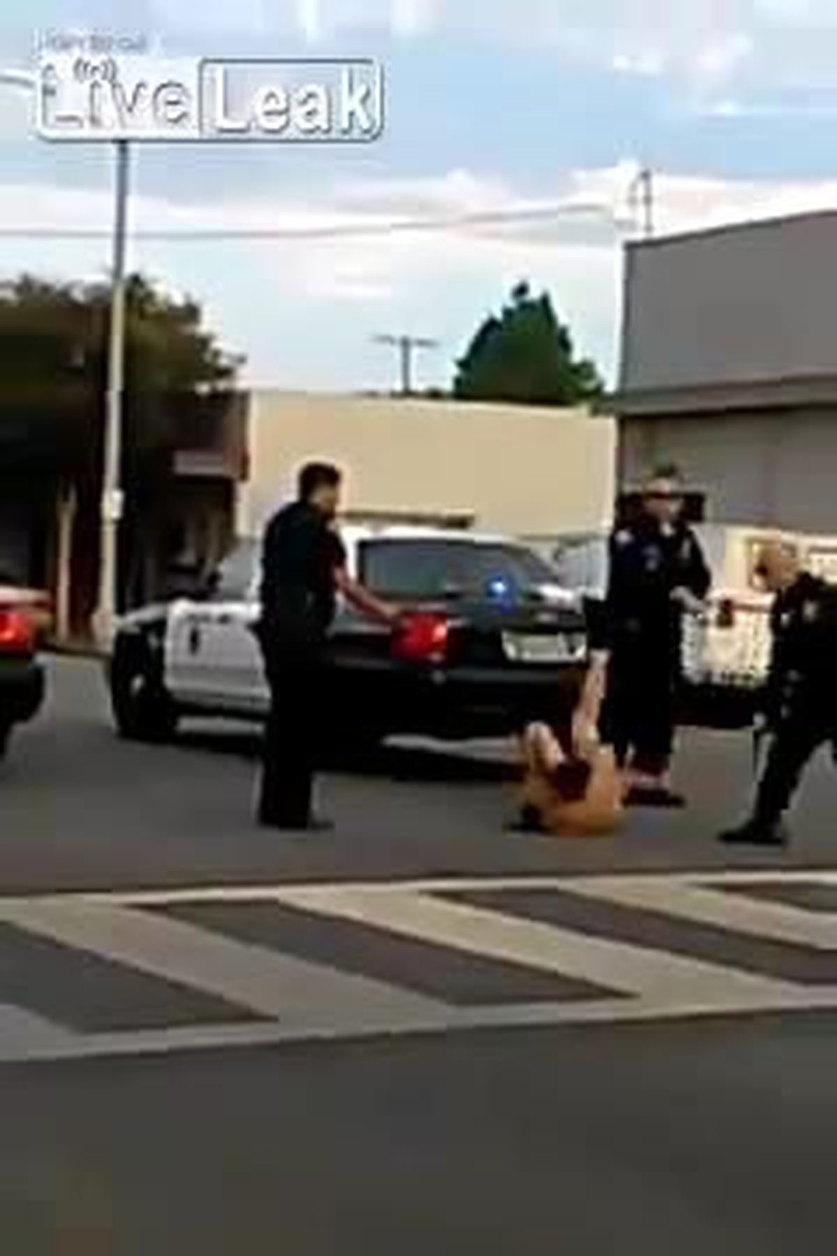 Amerika\'da, Yerde Yatan Şüpheliye Polis Sert Müdahale Etti