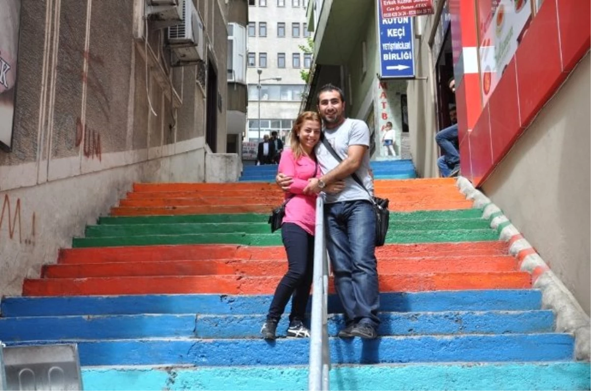 Artvin\'de Belediye Öncülüğünde Merdivenler Boyandı