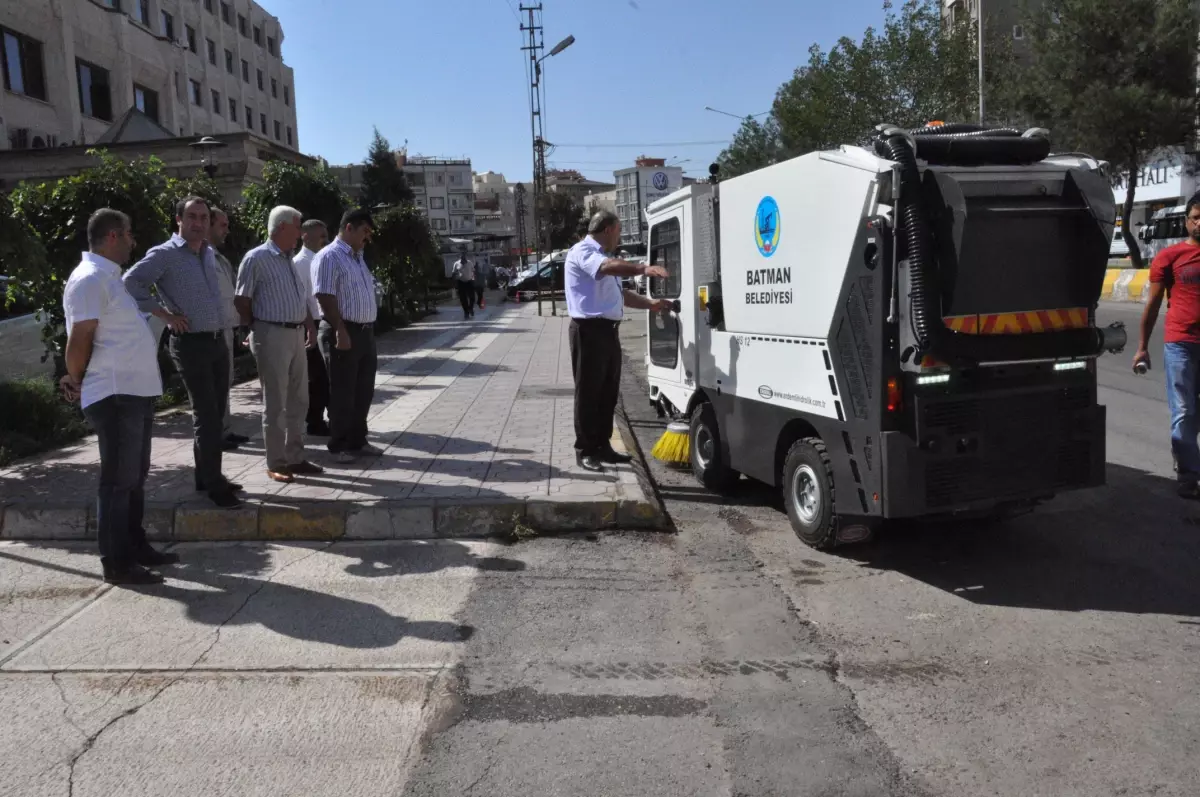 Belediye Vakumlu Yol Süpürme Makinası Aldı