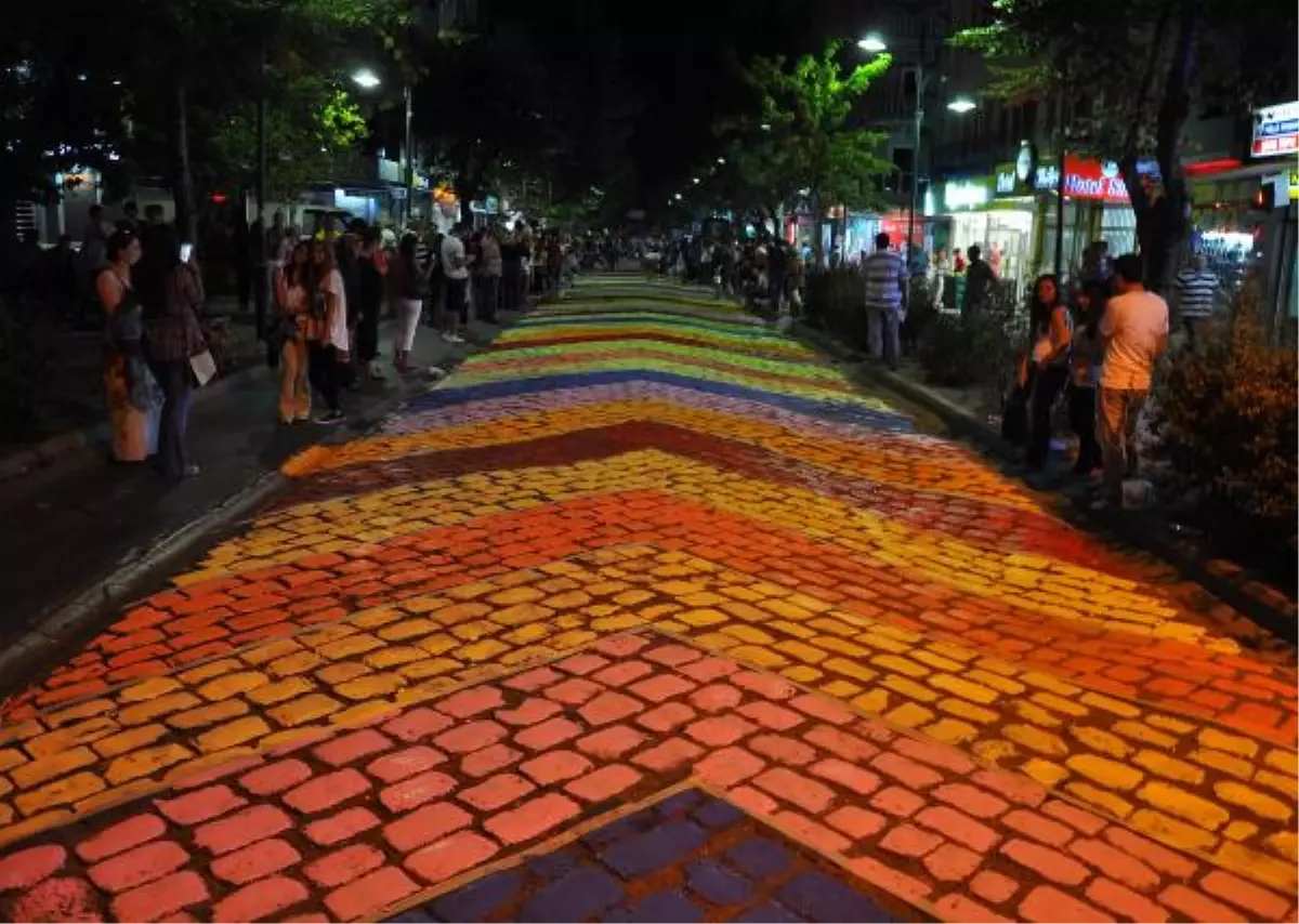 Cadde Gökkuşağı Rengine Büründü