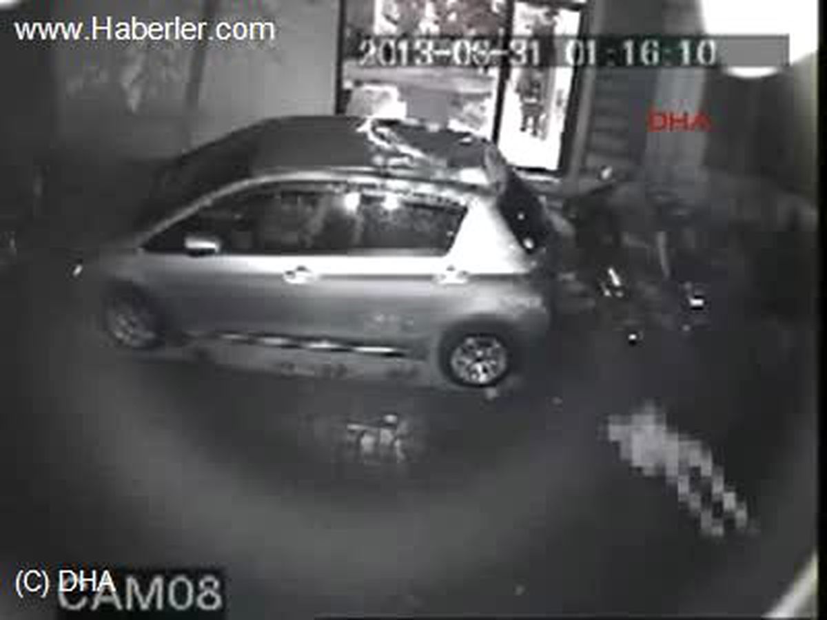 Çıplak Kadın 3. Kattan Arabanın Üzerine Düştü