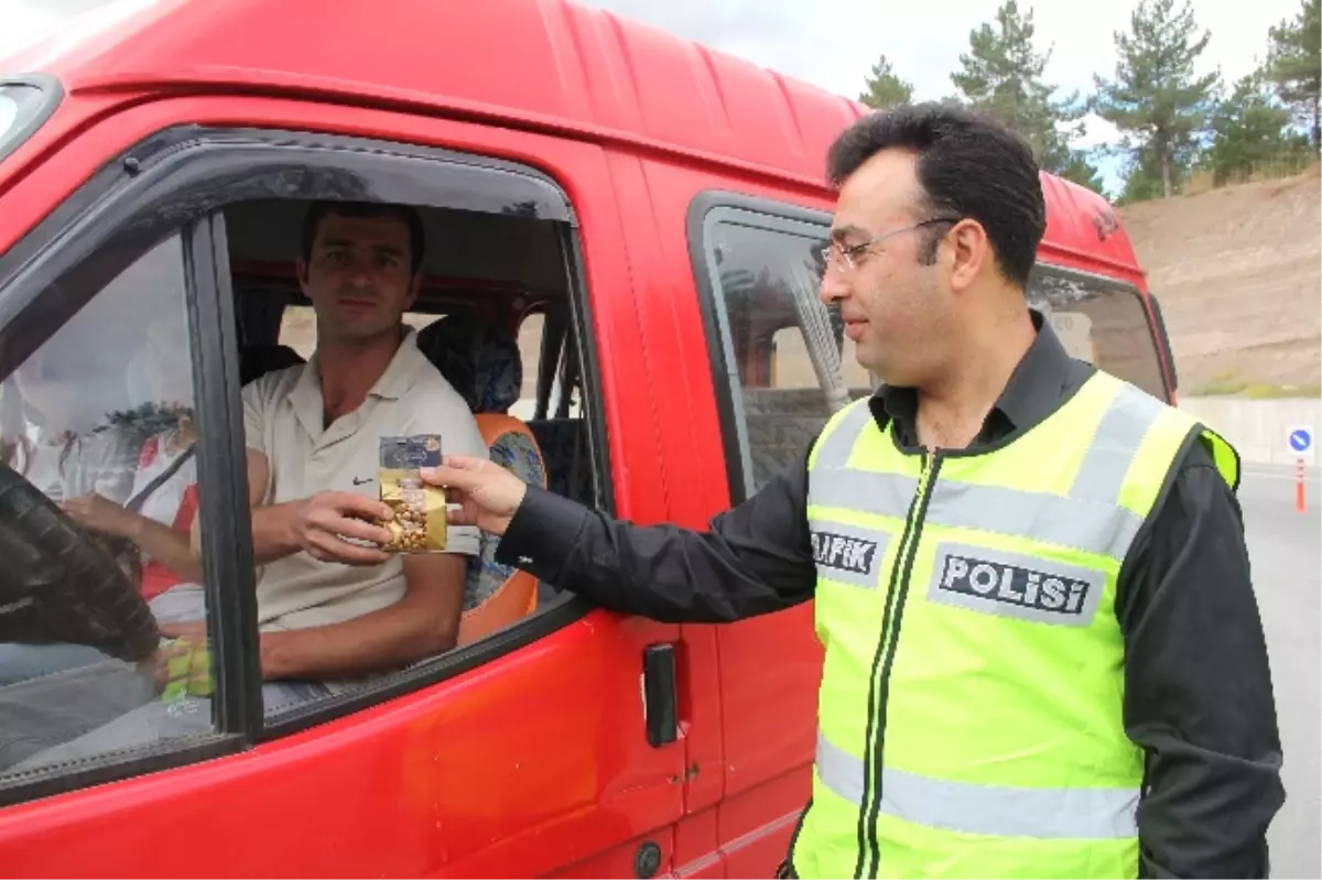 Çorum Polisi\'nden Üniversitesi Öğrencilerine Leblebi