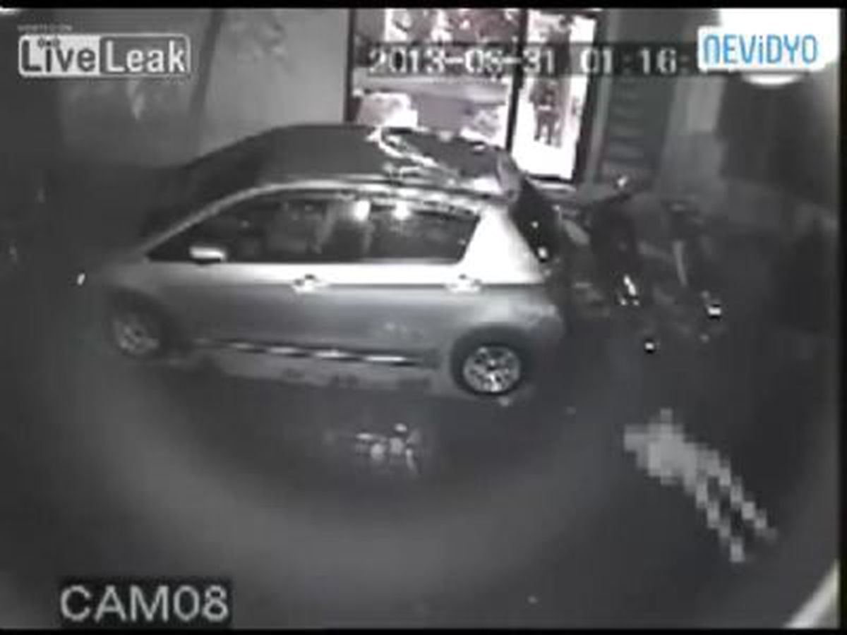 Genç Kadın, Çırılçıplak Halde 3. Kattan Düştü
