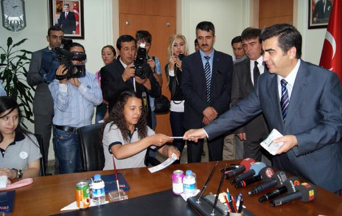 Hakkarili Öğrenci Kayseri Valisi\'ne : Kürtçe Öğrendiniz mi?