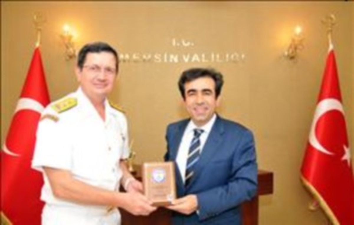 Mersin Valisi Sahil Güvenlik Komutanı Tümamiral Özbal\'ı Kabul Etti